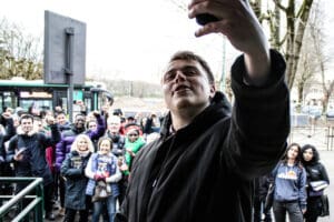 Louis Boyard with activists in Villeneuve-Saint-Georges idir hakim photographe paris