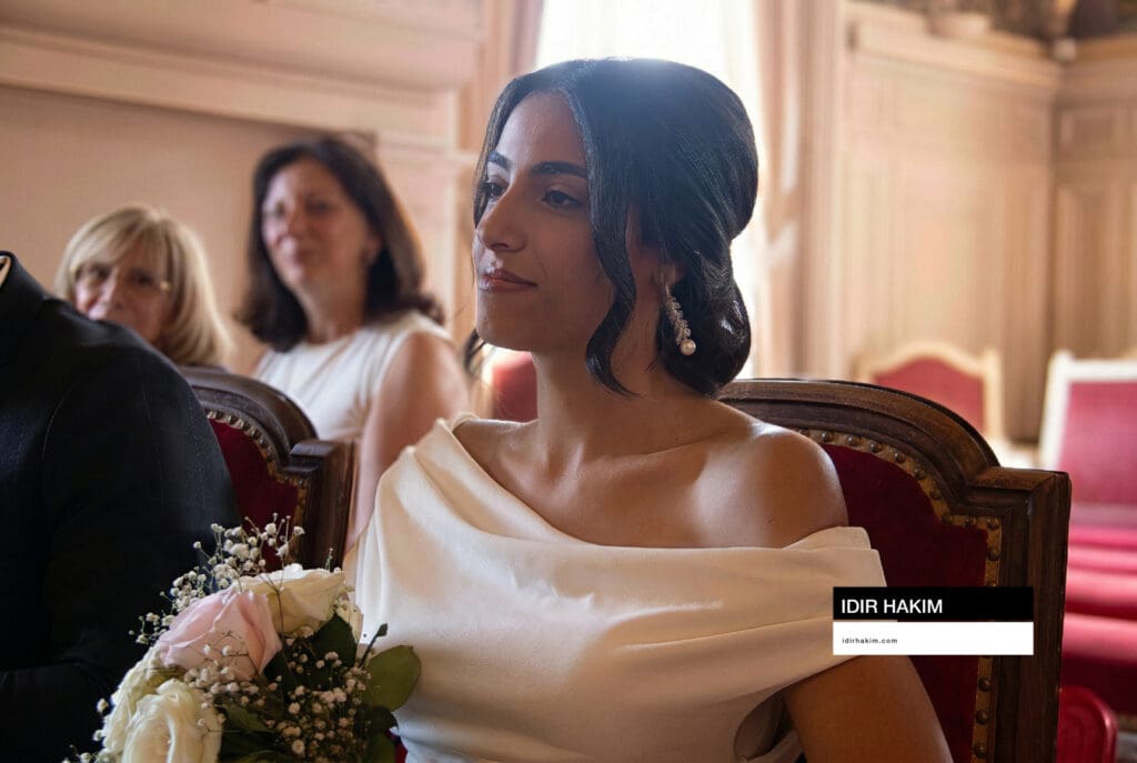 baiser-maries-couloir-mairie-paris-emotion-mariage-civil