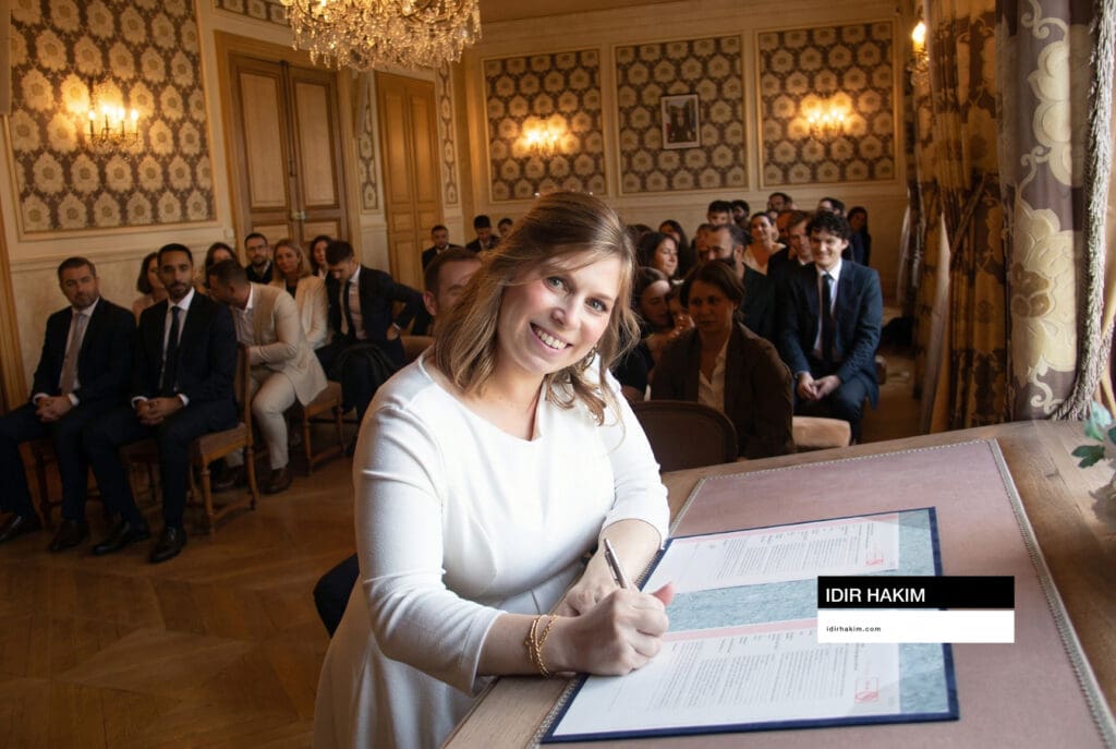 portrait-couple-maries-mairie-architecture-paris-idir-hakim