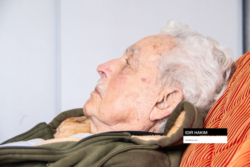 Séance photo d’identité avec résident assis