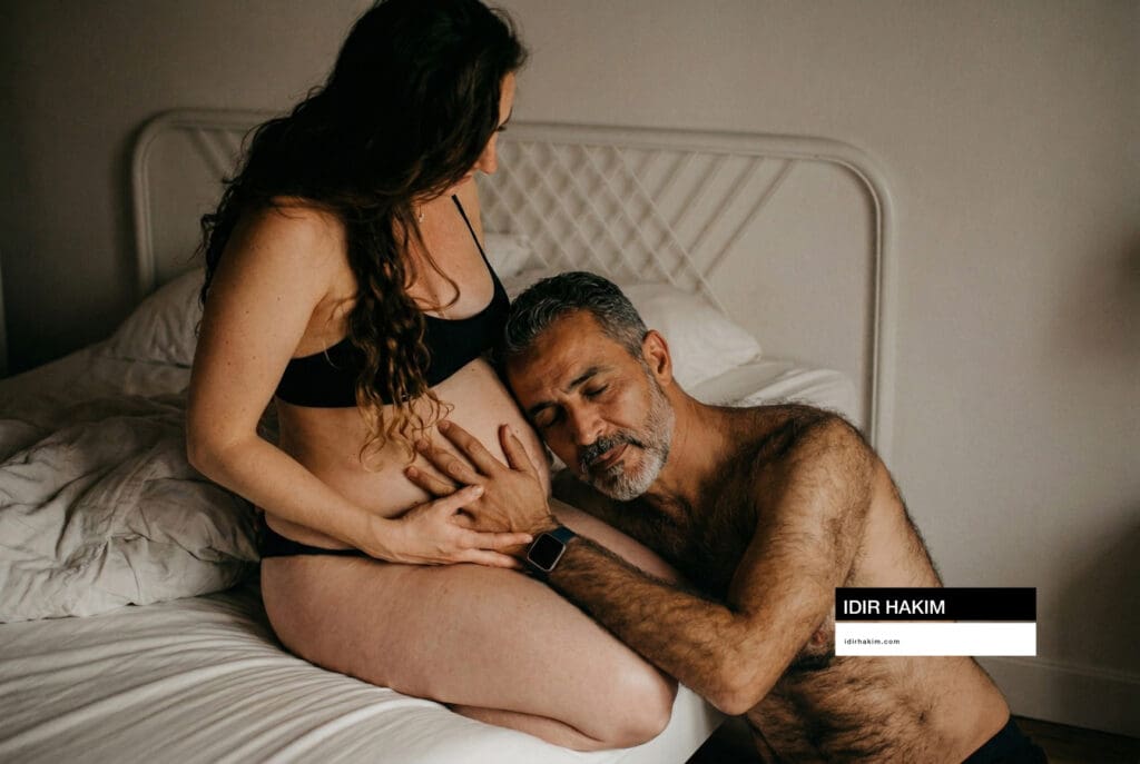 Authenticité et Photographe grossesse Île-de-France : séance à domicile.