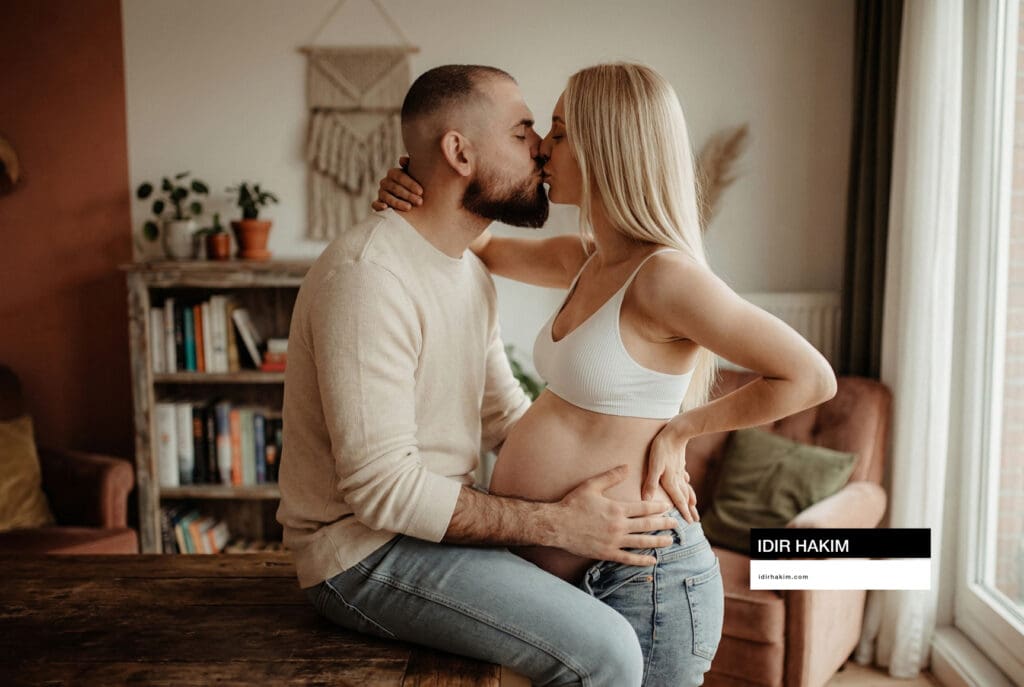 Photographe grossesse Île-de-France : séance à domicile et arrivée du bébé.