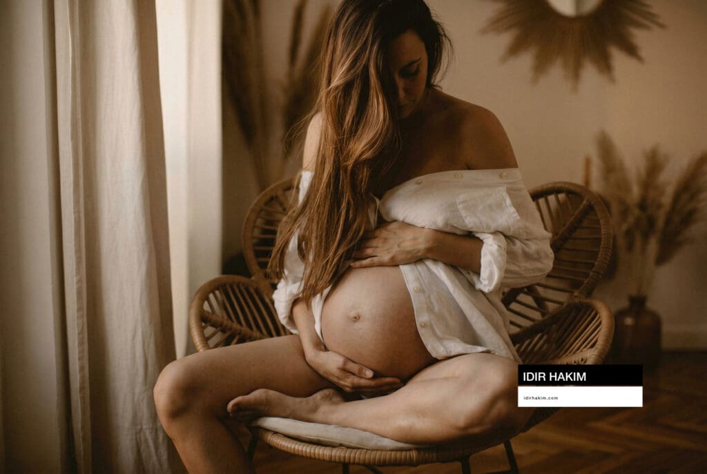 Portrait de maternité par Photographe grossesse Île-de-France : séance à domicile.