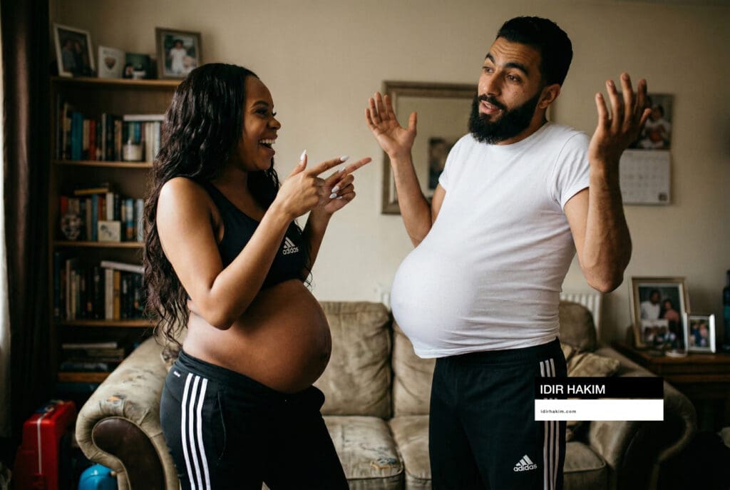 Photographe grossesse Île-de-France : séance à domicile et futurs parents.