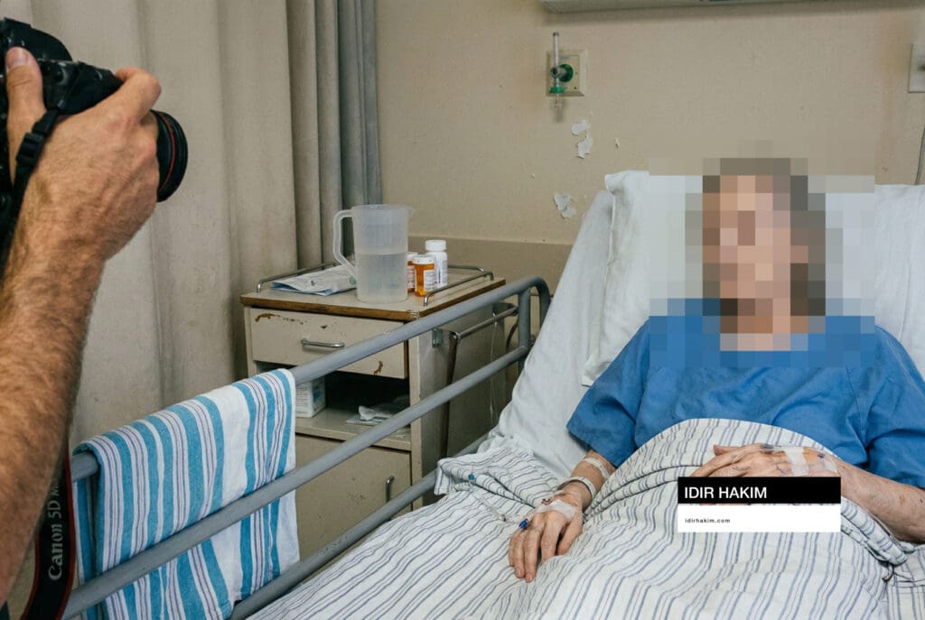 Vue technique depuis la tête du lit, photographe identité agissant en milieu hospitalier.